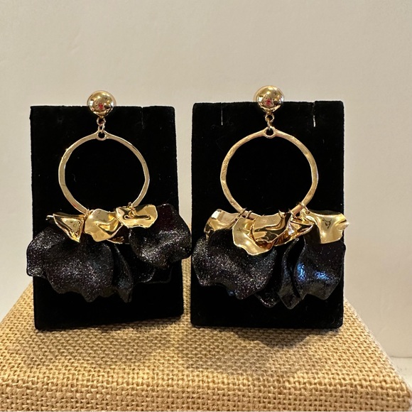 NWT Daisy Fuentes Earrings- shiny gold tone with black acrylic sparkly petals - Picture 8 of 15